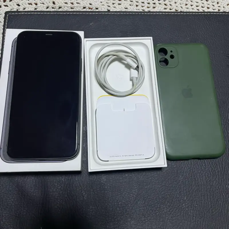 iPhone 11con cargador y funda - 1