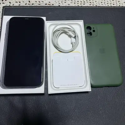 iPhone 11con cargador y funda - miniatura 1