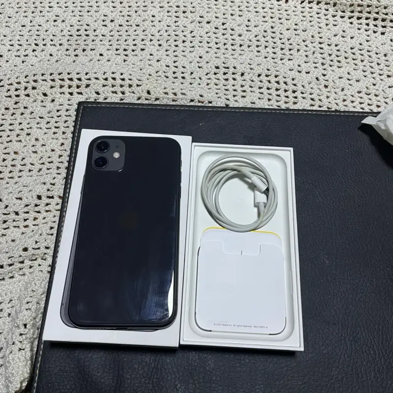 iPhone 11con cargador y funda - 2