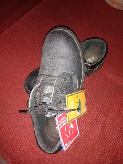 Zapatos negros nuevos con etiqueta - miniatura 1