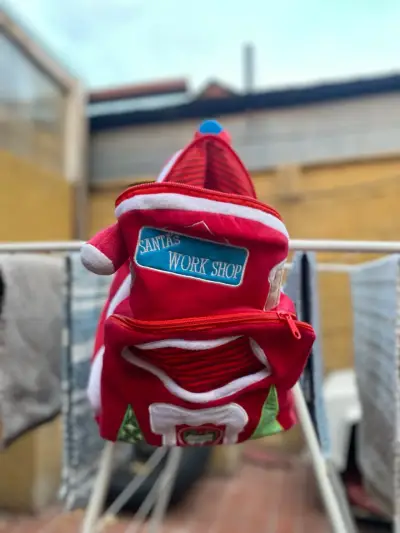 Mochila roja duendes mágicos - miniatura 1