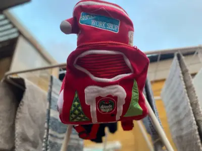 Mochila roja duendes mágicos - miniatura 2
