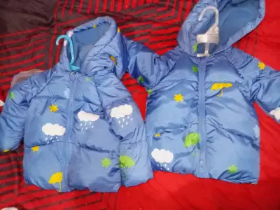 Chaquetas infantiles azules con capucha - miniatura 1