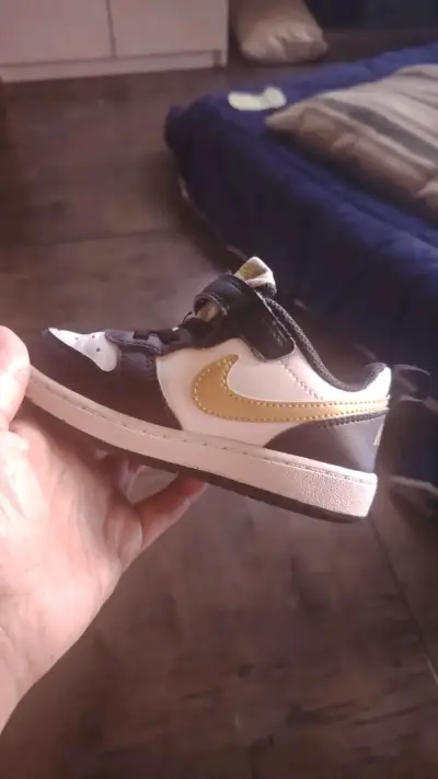 Zapatilla deportiva niño blanca y dorada - miniatura 1