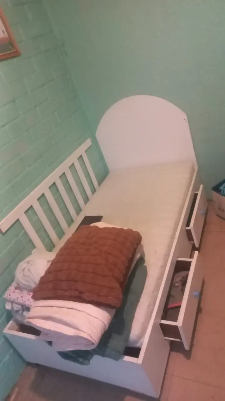 Cama individual con cajones
