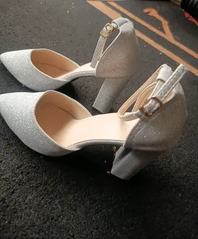 Zapatos de tacón plateados - miniatura 3