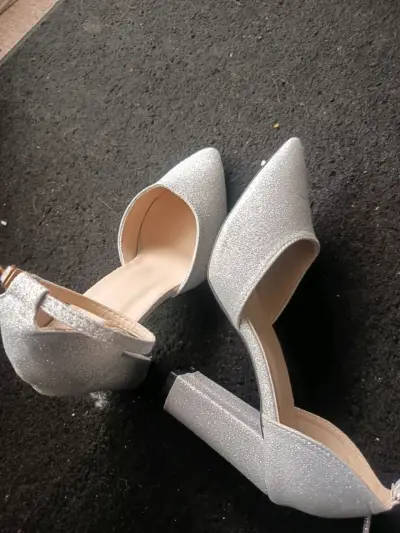 Zapatos de tacón plateados - miniatura 4