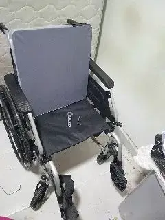 Silla de ruedas plegable gris - miniatura 1