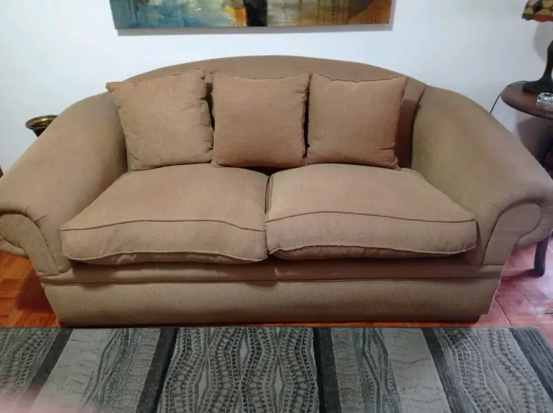 Sofá beige dos plazas