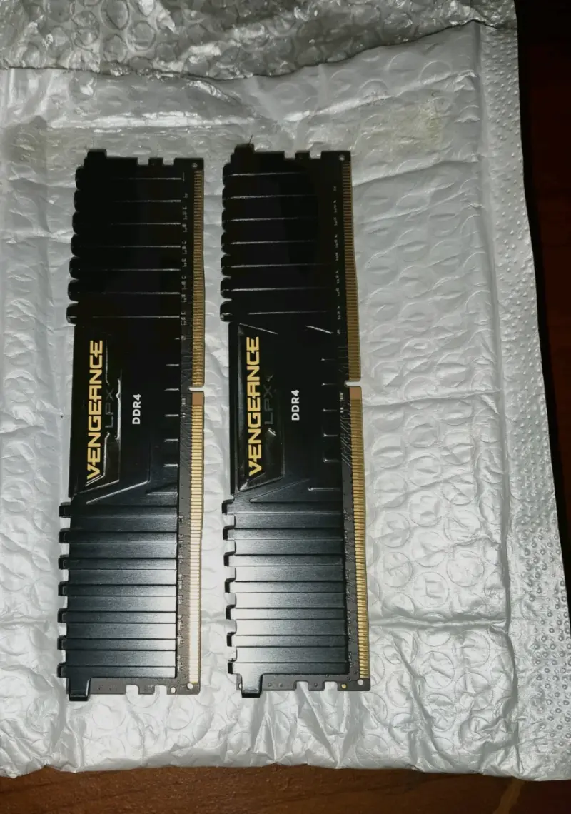 Fuente Gigabyte 450W/Ram Corsair 8gb (2x4) 2400Mhz - 3