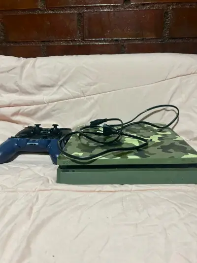 Consola PS4 camuflada con control - miniatura 1