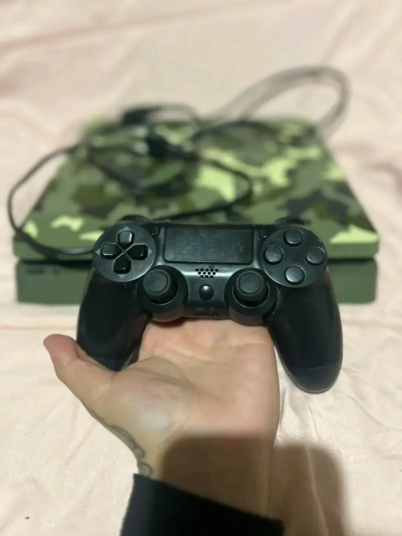 Consola PS4 camuflada con control - 2