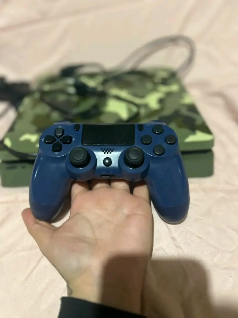 Consola PS4 camuflada con control - 3