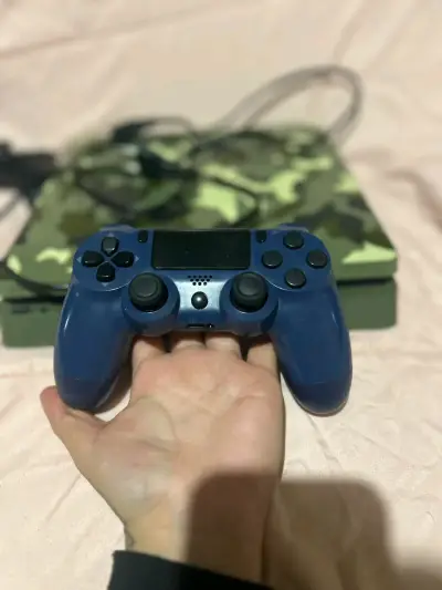 Consola PS4 camuflada con control - miniatura 3