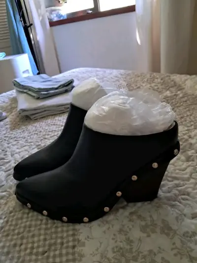 Botines negros con tachas - miniatura 1