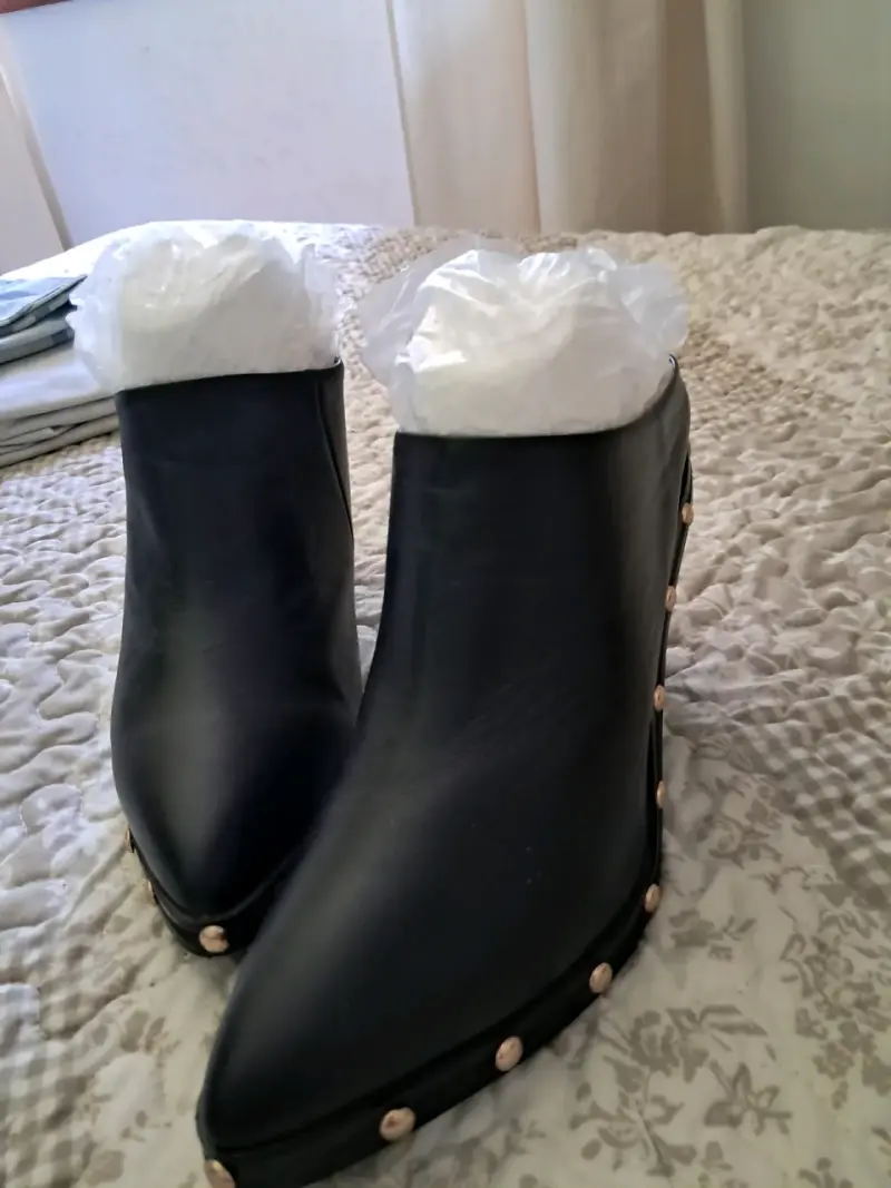 Botines negros con tachas - 2