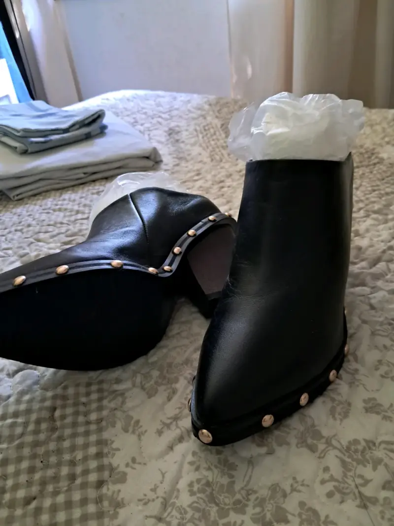 Botines negros con tachas - 4