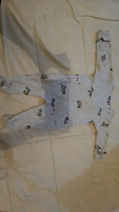 Pijama enterito gris con dibujos - miniatura 1