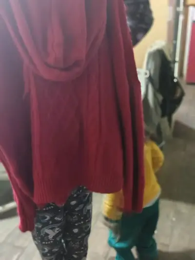 Chaqueta roja con capucha y pantalones - miniatura 1