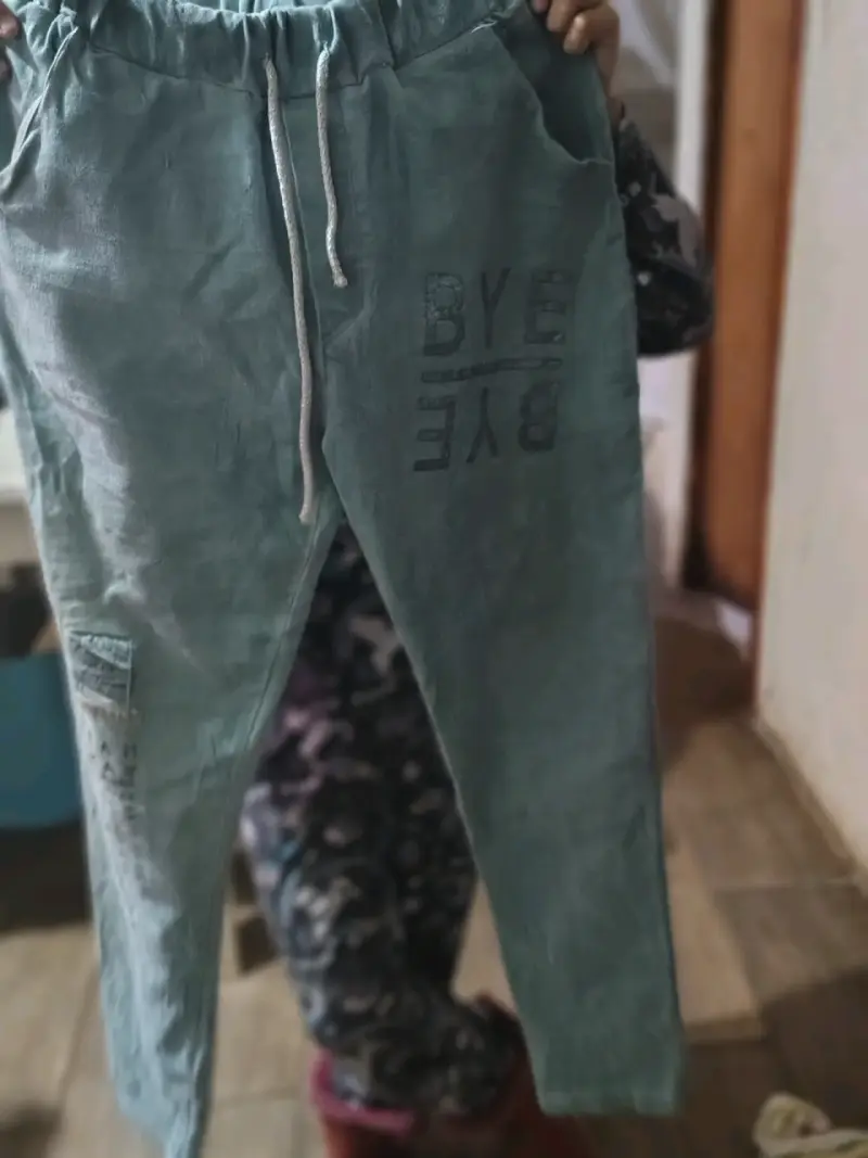 Chaqueta roja con capucha y pantalones - 2