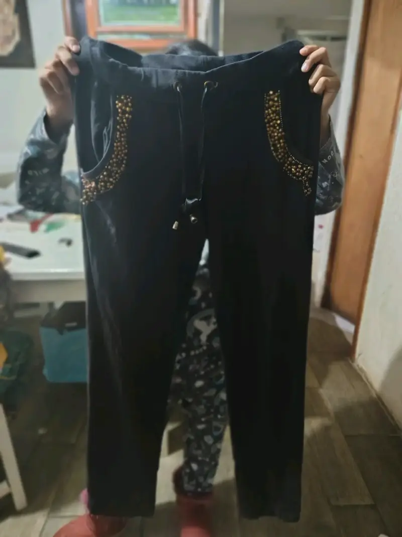 Chaqueta roja con capucha y pantalones - 4