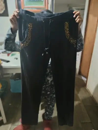 Chaqueta roja con capucha y pantalones - miniatura 4