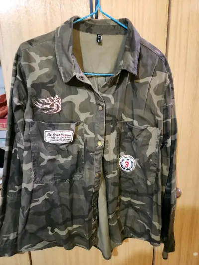 Chaqueta militar camuflada - miniatura 1