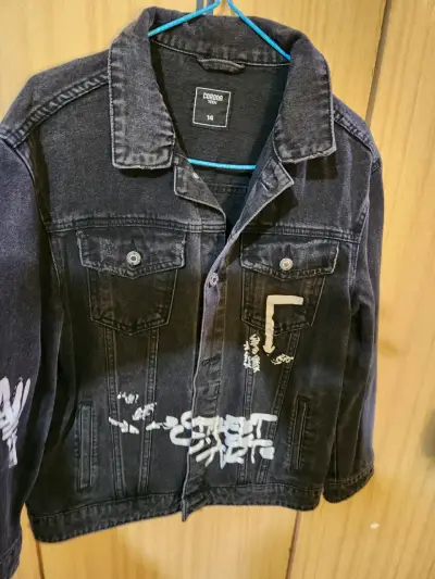 Chaqueta denim negra con diseño - miniatura 1