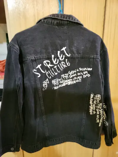 Chaqueta denim negra con diseño - miniatura 2