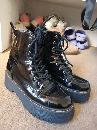 Botas negras de charol con plataforma - miniatura 1