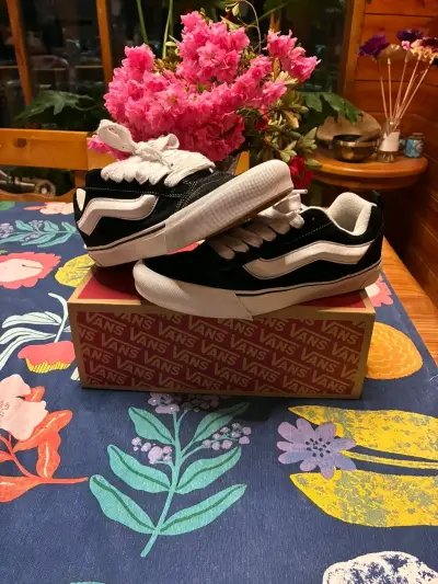 Zapatillas Vans negras y blancas - miniatura 1