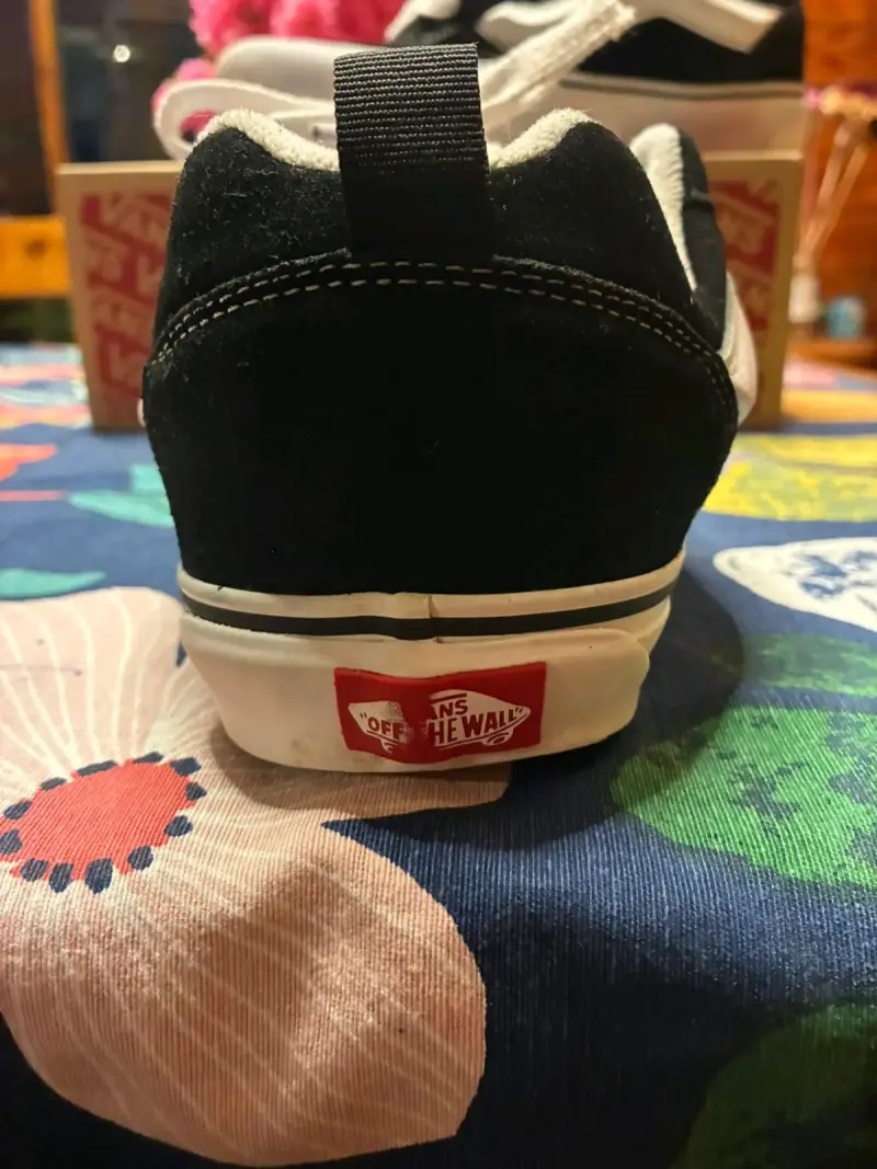 Zapatillas Vans negras y blancas - 2