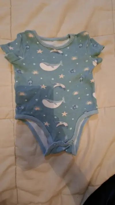 Body bebé azul con ballenas - miniatura 1