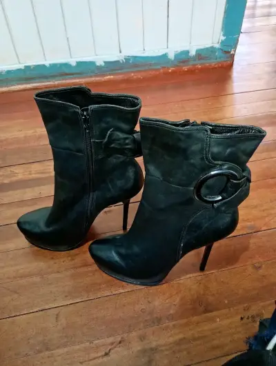 Botines negros de tacón alto - miniatura 1