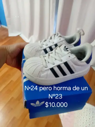 Zapatillas blancas con franjas negras - miniatura 1