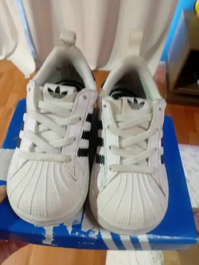 Zapatillas blancas con franjas negras - miniatura 2