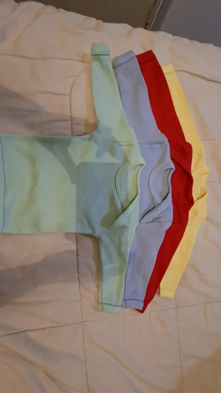 Set de poleras para bebés en varios colores