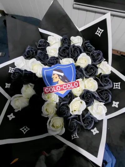 Ramo de rosas Colo-Colo - miniatura 1