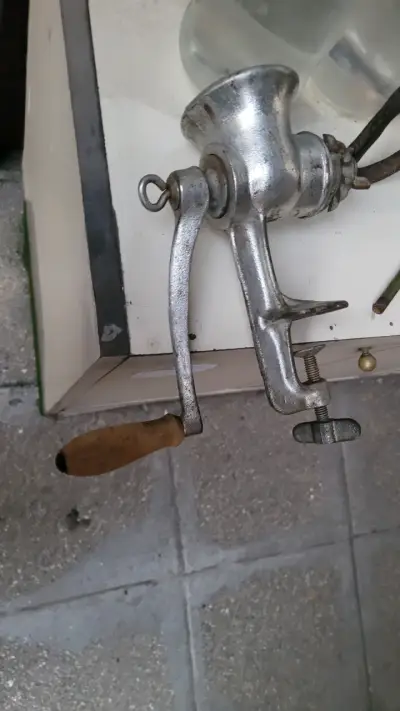 Moledor de carne manual metálico - miniatura 1