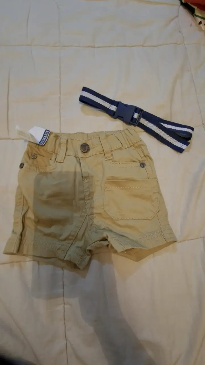 Shorts beige para niño con cinturón