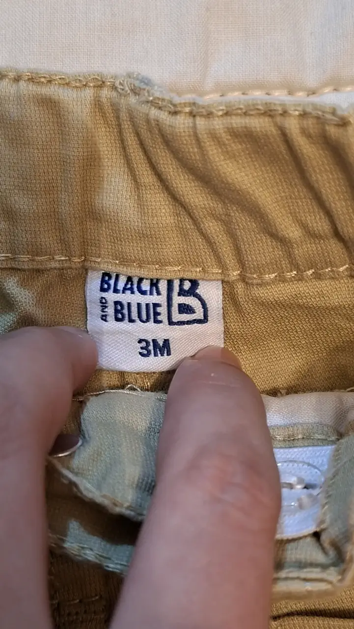 Shorts beige para niño con cinturón - 2