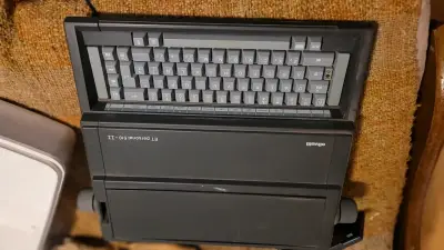 Máquina de escribir Olivetti portátil - miniatura 1
