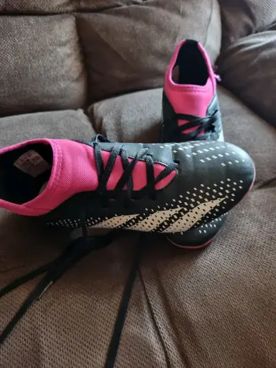 Zapatos de fútbol negras y rosas adidas - miniatura 1