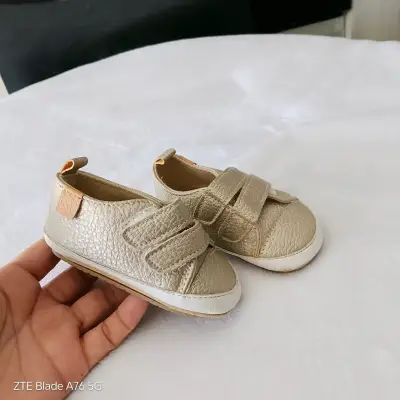 Zapatos de bebé rosados con brillo - miniatura 4