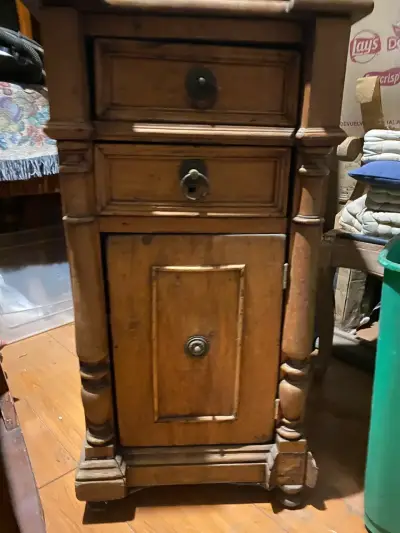 Mueble de madera rústico con cajones - miniatura 2