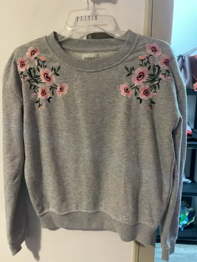 Polerón gris con flores bordadas - miniatura 1