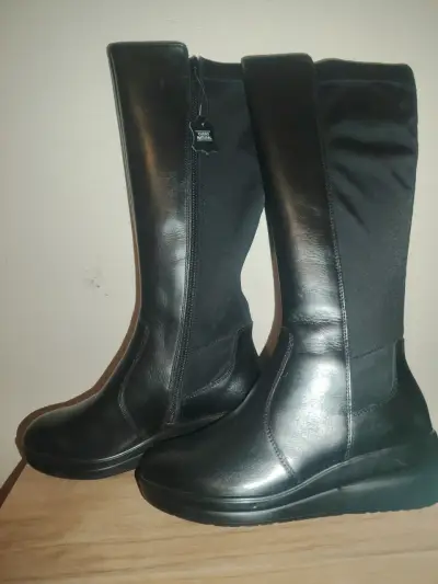 Botas negras de cuero - miniatura 1