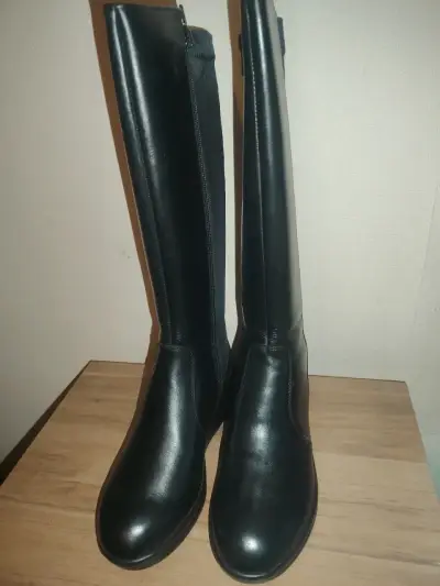 Botas negras de cuero - miniatura 3