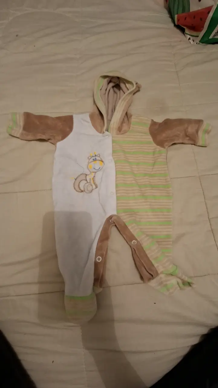 Enterito de bebé con capucha
