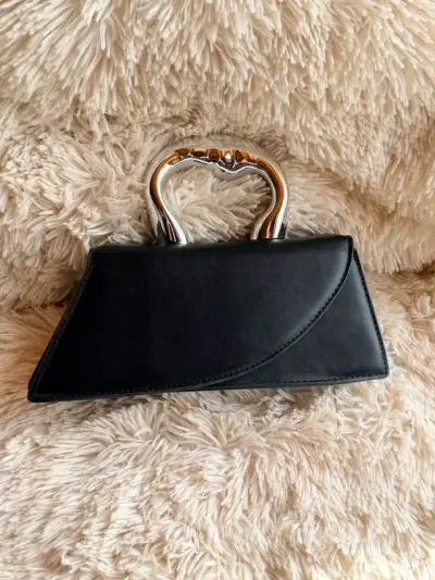 Cartera negra con asa plateada - miniatura 1